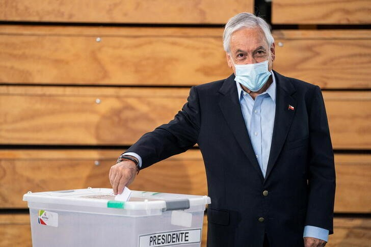 &copy; Reuters. Foto de archivo del expresidente de Chile Sebastian Piñera votando en Santiago 
Dic 19, 2021. Sebastian Rodriguez/Courtesy of Chilean Presidency/Handout via REUTERS 
