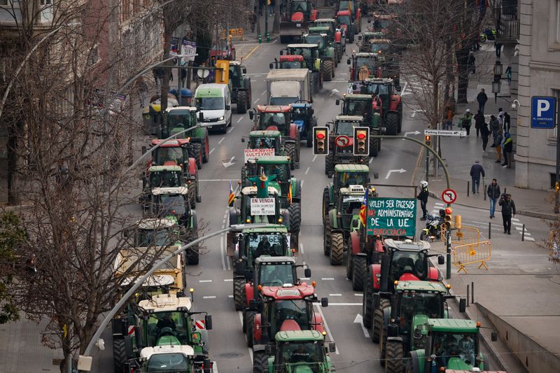 &copy; Reuters. مزارعون يقودون جراراتهم في مظاهرة في جيرونا بإسبانيا احتجاجا على ارتفاع التكاليف ومشكلات أخرى يواجهها المزارعون في جميع أنحاء أوروبا يوم ا