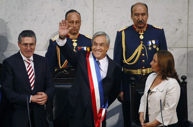 © Reuters. Chile's President Sebastian Pinera (C) greets the public during his inauguration while flanked by President of Senate Jorge Pizarro (L) and President of Lower House Alejandra Sepulveda (R) at the Chilean Congress building in Valparaiso March 11, 2010. Conservative billionaire Pinera takes office as Chile's new president on Thursday, tasked with rebuilding the country after one of the worst earthquakes ever recorded killed hundreds of people less than two weeks ago. REUTERS/Eliseo Fernandez (CHILE - Tags: POLITICS) - GM1E63B1TY901