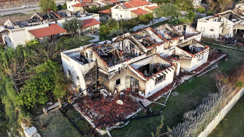 &copy; Reuters. منازل لحق بها الدمار تركها السكان لشهرين بعد هجوم مسلحي حركة حماس يوم 7 أكتوبر تشرين الأول 2023 في كيبوتس بيري جنوب إسرائيل. التقطت الصورة في 28 