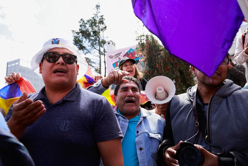 &copy; Reuters. Demonstrators take part in a protest in support of the proposed law to raise VAT in the surroundings of the National Assembly, in Quito, Ecuador February 6, 2024. REUTERS/Karen Toro