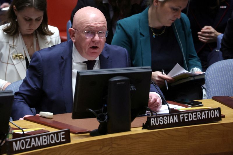 &copy; Reuters. Foto de archivo del embajador de Rusia ante la ONU, Vassily Nebenzia, hablando ante el Consejo de Seguridad. 
 Oct 18, 2023. REUTERS/Mike Segar