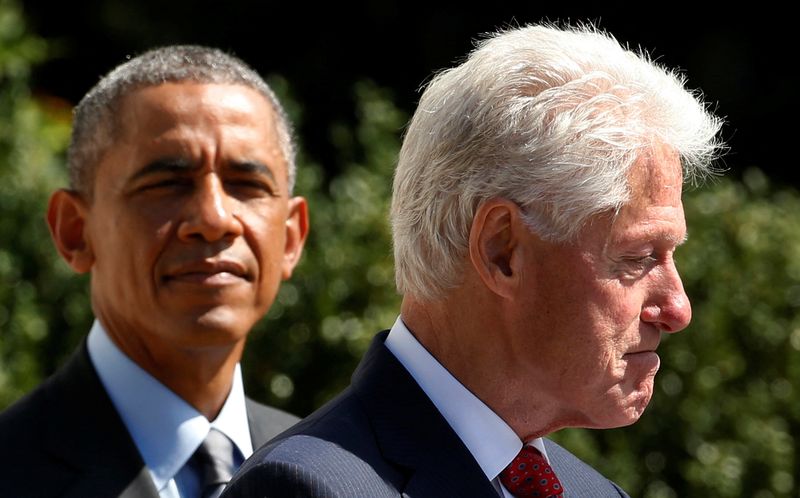 &copy; Reuters. FILE PHOTO: U.S. President Barack Obama (L) listens as former president Bill Clinton makes remarks during an event at the White House in Washington September 12, 2014.  REUTERS/Kevin Lamarque