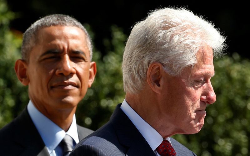 &copy; Reuters. FOTO DE ARCHIVO: El presidente de Estados Unidos, Barack Obama (I), escucha mientras el expresidente Bill Clinton hace declaraciones durante un evento en la Casa Blanca en Washington el 12 de septiembre de 2014.  REUTERS/Kevin Lamarque