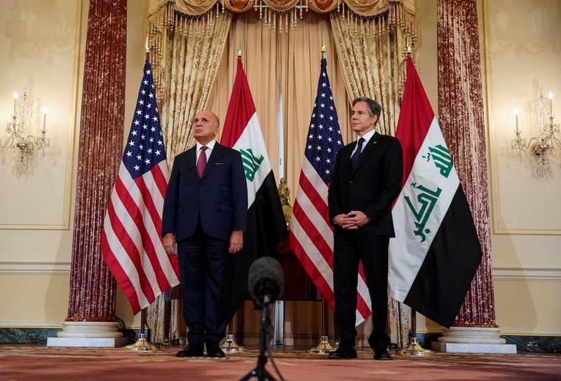 &copy; Reuters. وزير الخارجية العراقي فؤاد حسين ووزير الخارجية الأمريكي أنتوني بلينكن في صورة من أرشيف رويترز.