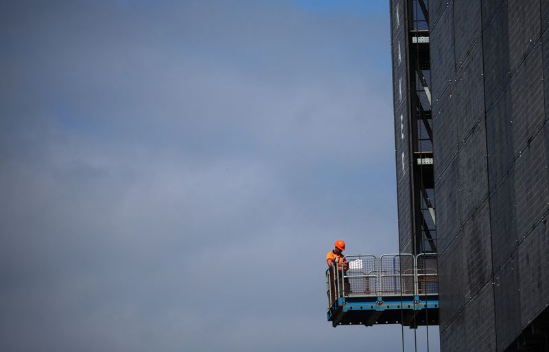 &copy; Reuters. A construction worker stands on a platform on a new apartment building under construction in Manchester, Britain June 1, 2023. REUTERS/Phil Noble/File Photo