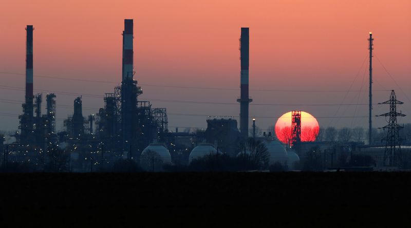 &copy; Reuters. The sun sets behind the chimneys of the Total Grandpuits oil refinery, southeast of Paris, France, March 1, 2021.  REUTERS/Christian Hartmann
