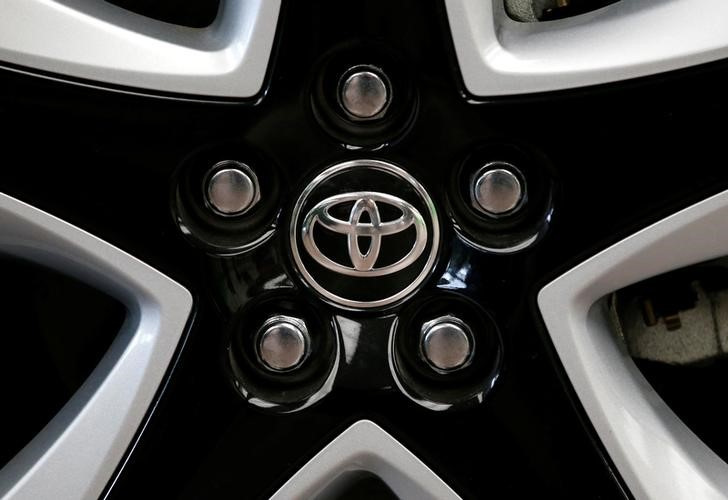 &copy; Reuters. 　東京株式市場で、トヨタ自動車が連日の上場来高値更新となっている。午前１０時３０分現在、東証プライム市場の売買代金、出来高上位ともに第２位。写真は同社のロゴ。都内で２０１