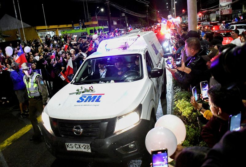 © Reuters. People gather as a medical transport vehicle carrying the body of Chile's former President Sebastian Pinera arrives at a medical facility after Pinera died in a helicopter crash, in Valdivia, Chile February 6, 2024. REUTERS/Juvenal Alun Gomez