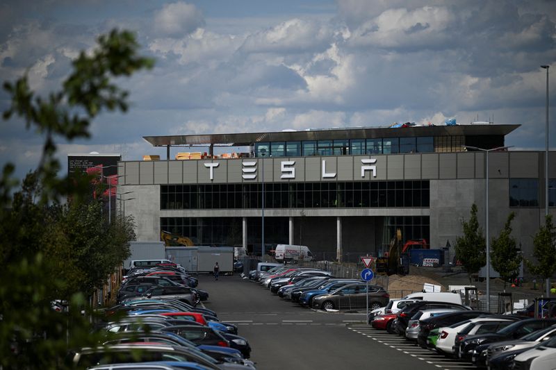 &copy; Reuters. 米電気自動車（ＥＶ）大手テスラのドイツ工場で週間生産台数が初めて６０００台に達したと、工場責任者が６日付の独紙ターゲスシュピーゲルに掲載されたインタビューで明かした。写真