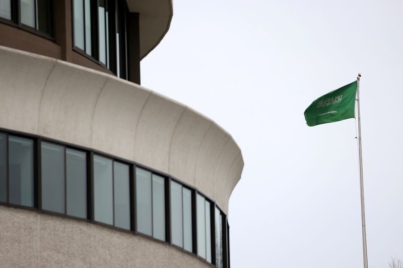 &copy; Reuters. Le drapeau de l'Arabie Saoudite flotte au-dessus de l'ambassade d'Arabie Saoudite près du complexe du Watergate à Washington, États-Unis. /Photo prise le 26 février 2021/REUTERS/Tom Brenner