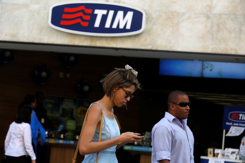 &copy; Reuters. Diverse persone davanti a un negozio Tim a Rio de Janeiro, in Brasile. REUTERS/Pilar Olivares/