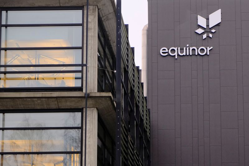 &copy; Reuters. FOTO DE ARCHIVO. El logo de Equinor en la sede de la empresa en Stavanger, Noruega. 5 de diciembre de 2019. REUTERS/Ints Kalnins