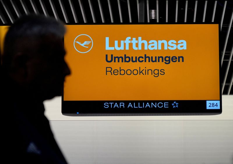 &copy; Reuters. FOTO DE ARCHIVO. Un viajero pasa junto a un cartel de cambio de reserva de Lufthansa, en Fráncfort, Alemania. 1 de febrero de 2024. REUTERS/Timm Reichert