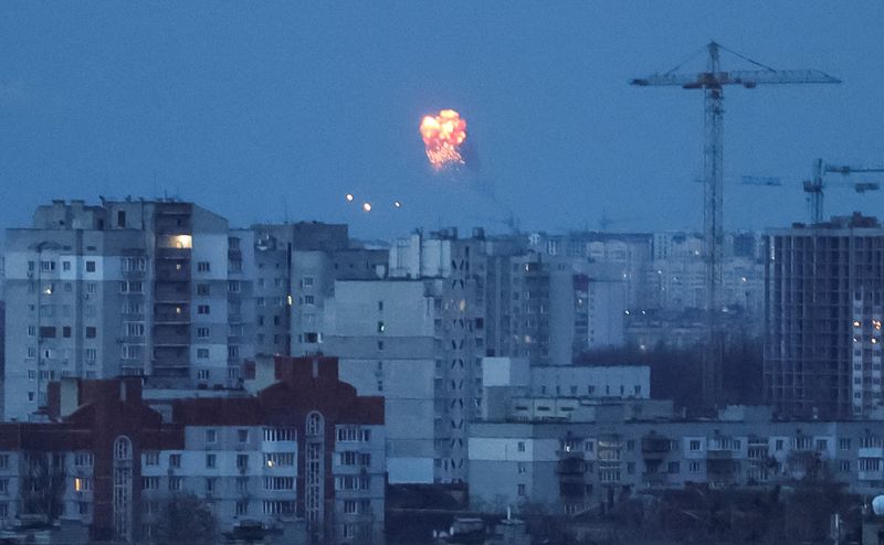 &copy; Reuters. Un misil explota en el cielo sobre la ciudad de Kiev durante un ataque ruso con misiles, en Kiev, Ucrania, 7 de febrero 2024. REUTERS/Gleb Garanich