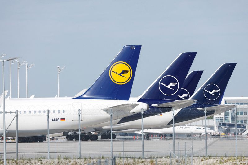 &copy; Reuters. Vue des avions de Lufthansa à l'aéroport de Munich, en Allemagne. /Photo prise le 27 juillet 2022/REUTERS/Michaela Rehle