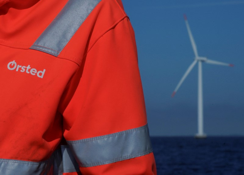 &copy; Reuters. FOTO DE ARCHIVO. El logo de Ørsted en la chaqueta que lleva un empleado mientras habla con los periodistas durante una visita al parque eólico marino cerca de Nysted, Dinamarca. 4 de septiembre de 2023. REUTERS/Tom Little