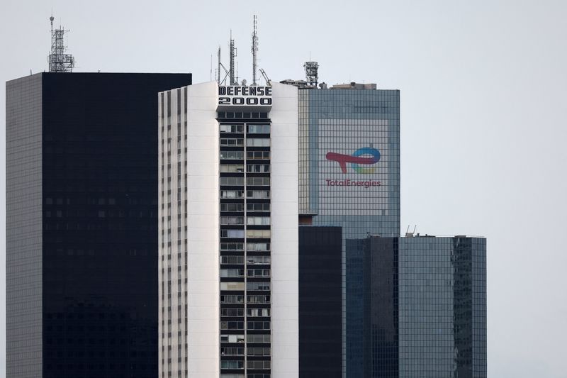 &copy; Reuters. Le logo de TotalEnergies sur le gratte-ciel du siège de la société dans le quartier d'affaires de La Défense près de Paris, en France. /Photo prise le 26 juin 2023/REUTERS/Stéphanie Lecocq