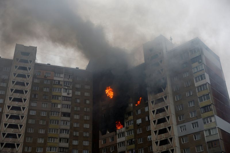 &copy; Reuters. أعمدة من الدخان المتصاعد من مبنى جراء هجوم صاروخي روسي يوم الأربعاء. تصوير: فالنتين أوجيرنكو - رويترز.