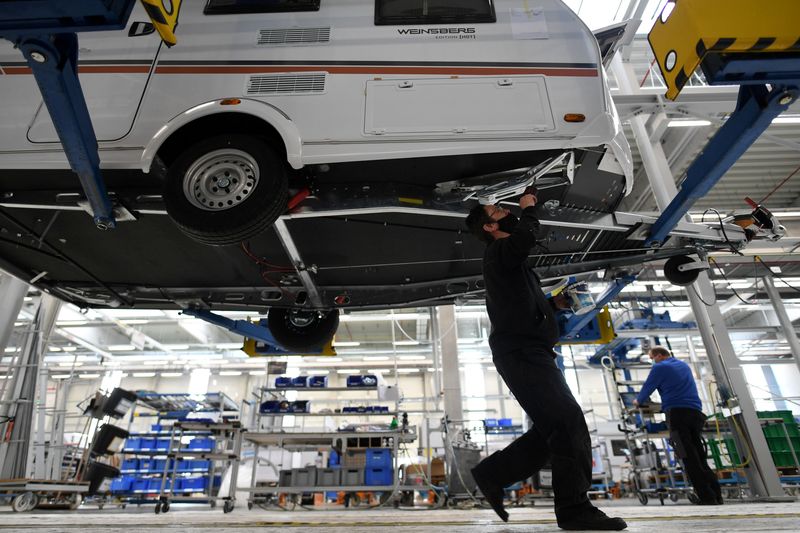 © Reuters. FILE PHOTO: Workers assemble caravans at the Knaus-Tabbert AG factory in Jandelsbrunn near Passau, Germany, March 16, 2021. Picture taken March 16, 2021. REUTERS/Andreas Gebert/File Photo
