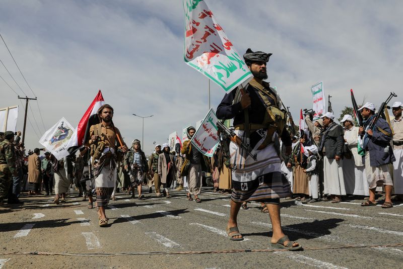 © Reuters. Houthi followers participate in a parade as part of a 'popular army' mobilization campaign by the movement, in Sanaa, Yemen, February 7, 2024. REUTERS/Khaled Abdullah REFILE - QUALITY REPEAT