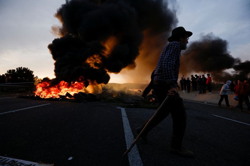 Los agricultores españoles bloquean las carreteras por segundo día contra las políticas de la UE