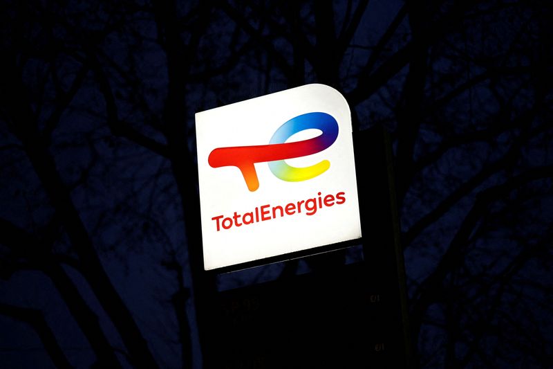 &copy; Reuters. Il logo TotalEnergies presso una stazione di servizio a Parigi. REUTERS/Benoit Tessier/