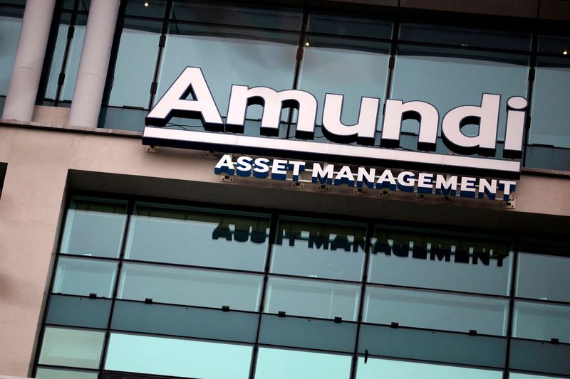 &copy; Reuters. Il logo Amundi fuori dalla sede dell'azienda a Parigi. REUTERS/Sarah Meyssonnier