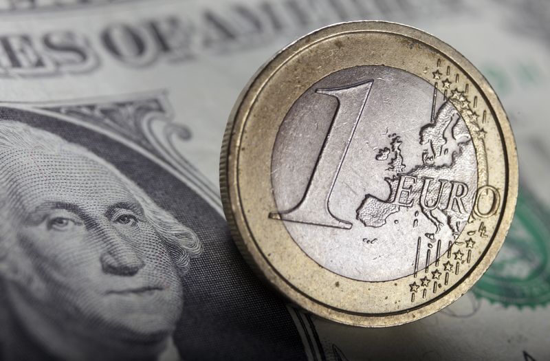 &copy; Reuters. Una moneta da un euro e una banconota da un dollaro statunitense.  REUTERS/Kacper Pempel 