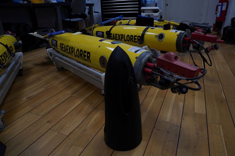 &copy; Reuters. Des submersibles télécommandés, appelés "gliders", utilisés pour la recherche océanographique, sont disposés sur le sol du bureau de la fondation Voice of the Ocean à Göteborg, en Suède. /Photo prise le 24 mars 2023/REUTERS/Tom Little