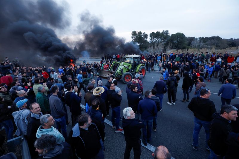&copy; Reuters. Des agriculteurs bloquant l'autoroute AP-7 lors d'une manifestation contre les pressions sur les prix, les taxes et la réglementation écologique, près de Gérone, en Espagne. /Photo prise le 6 février 2024/REUTERS/Albert Gea