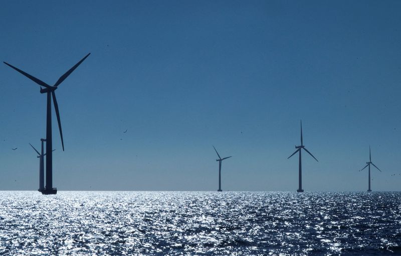&copy; Reuters. FOTO DE ARCHIVO. Vista de las turbinas del parque eólico marino de Ørsted cerca de Nysted, Dinamarca. 4 de septiembre de 2023. REUTERS/Tom Little