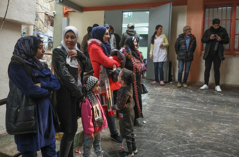 &copy; Reuters. فلسطينيون داخل مركز طبي تابع لوكالة الأمم المتحدة لغوث وتشغيل اللاجئين الفلسطينيين (الأونروا) في مخيم برج البراجنة للاجئين في بيروت يوم الخ