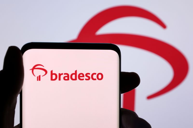 &copy; Reuters. FOTO DE ARCHIVO: El logo del Banco Bradesco se ve en un teléfono inteligente delante del mismo logo en esta ilustración tomada, el 1 de diciembre de 2021. REUTERS/Dado Ruvic/Ilustración/Archivo