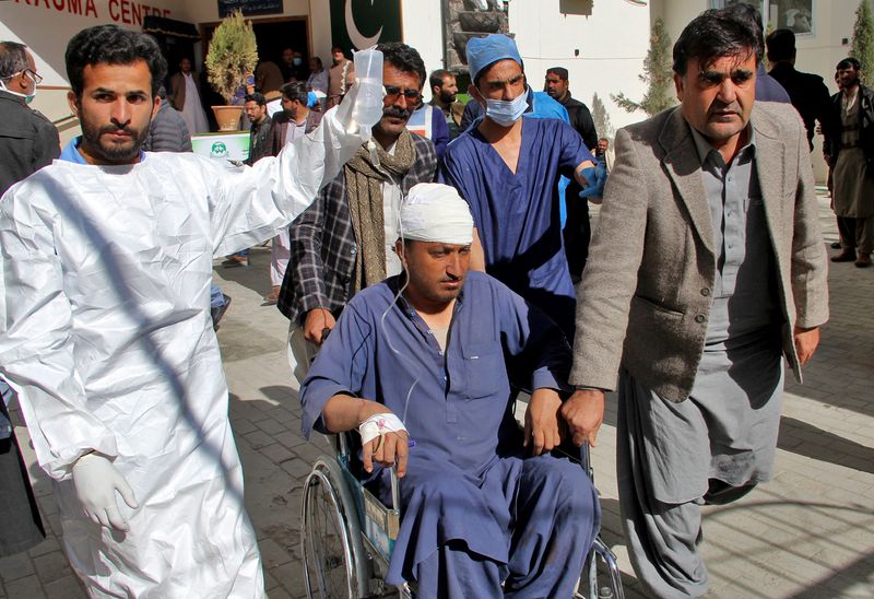 &copy; Reuters. Un homme, blessé lors d'une explosion à Khanozai, quitte l'hôpital après avoir été soigné à Quetta, Pakistan. /Photo prise le 7 février 2024/REUTERS/Indépendant