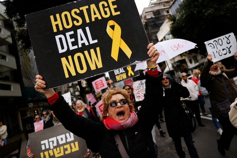 &copy; Reuters. متظاهرون يطالبون بالتوصل إلى اتفاق بين إسرائيل وحركة حماس لأطلاق سراح الرهائن في تل أبيب يوم الأول من فبراير شباط 2024. تصوير: سوزان بيرا - روي