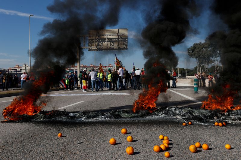 &copy; Reuters. Agricultores espanhóis bloqueiam acesso ao porto de Castellón em protesto contra altos custos, burocracia e competição de países de fora da UE
07/02/2024 REUTERS/Eva Manez