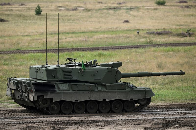 © Reuters. FILE PHOTO: The Leopard 1A5 main battle tank is seen during a media day of the European Union Military Assistance Mission in support of Ukraine (EUMAM Ukraine) in Klietz, Germany August 17, 2023. REUTERS/Annegret Hilse/File Photo