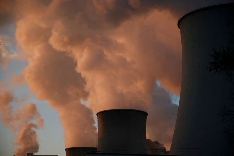 &copy; Reuters. Fumo e vapore fuoriescono dalla centrale elettrica di Belchatow, la più grande centrale a carbone d'Europa alimentata a lignite, gestita dall'azienda elettrica polacca PGE, a Rogowiec, Polonia, 22 novembre 2023. REUTERS/Kacper Pempel