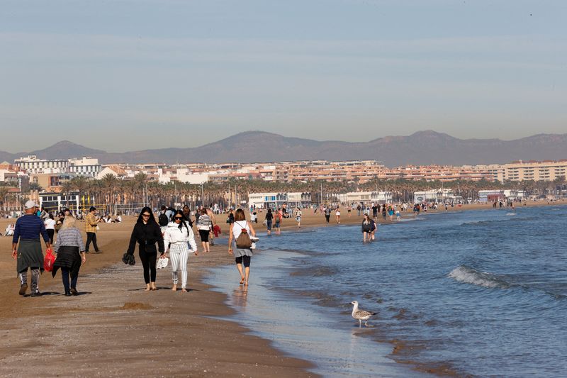 &copy; Reuters. FOTO DE ARCHIVO. Gente caminando por la orilla del mar en la playa Malvarrosa en Valencia, España, 25 de enero de 2024 REUTERS/Eva Manez