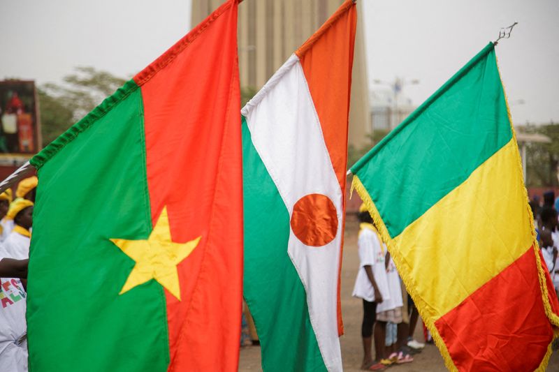 © Reuters. Les drapeaux du Burkina Faso, du Niger et du Mali sont visibles lors d'une manifestation convoquée par la junte malienne pour soutenir sa décision de quitter la CEDEAO, à Bamako, au Mali. /Photo prise le 1er février 2024/REUTERS