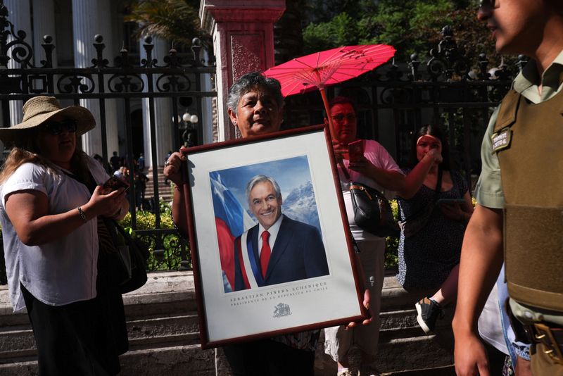 &copy; Reuters. Pessoas aguardam para funeral de Sebastián Piñera em Santiago
 7/2/2024    REUTERS/Pablo Sanhueza