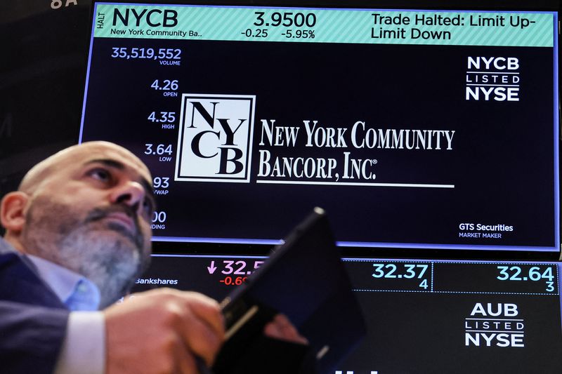 © Reuters. A trader works at the post where New York Community Bancorp stock is traded on the floor at the New York Stock Exchange (NYSE) in New York City, U.S., February 7, 2024.  REUTERS/Brendan McDermid