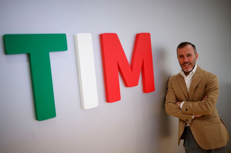 &copy; Reuters. Il direttore generale di Telecom Italia (Tim) Pietro Labriola accanto al nome dell'azienda nella sede centrale di Tim a Roma, Italia, 17 gennaio 2022. REUTERS/Guglielmo Mangiapane