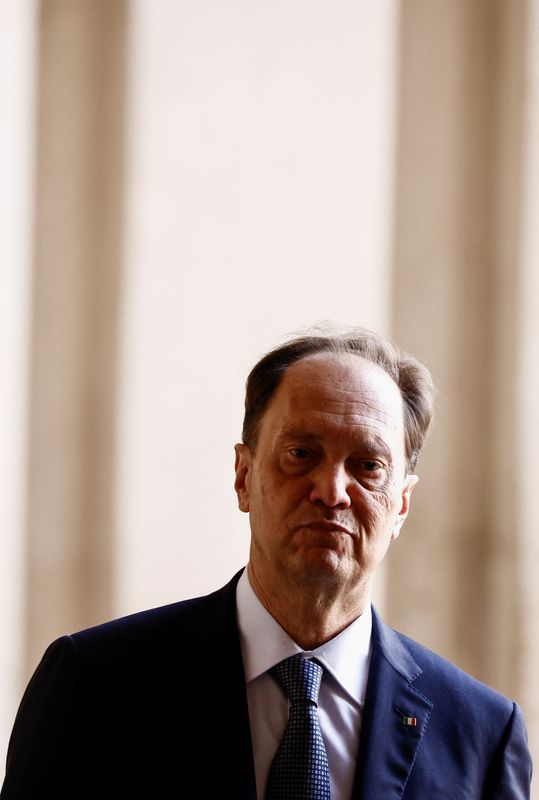 &copy; Reuters. Il ministro per i Rapporti con il Parlamento Luca Ciriani arriva al Palazzo del Quirinale per la cerimonia di giuramento del nuovo governo italiano, a Roma, 22 ottobre 2022. REUTERS/Yara Nardi