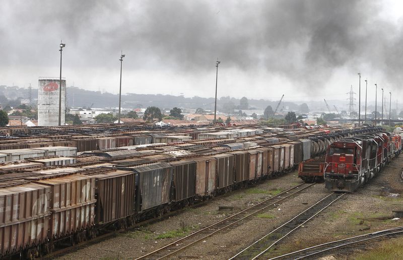 &copy; Reuters. Trens com carregamento de soja perto do porto de Paranaguá (PR)
15/03/2011
REUTERS/Rodolfo Buhrer