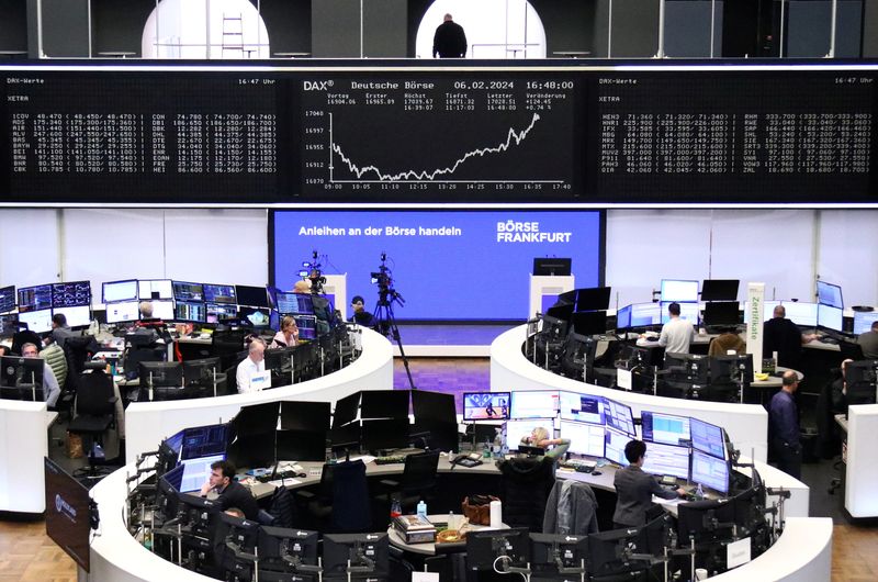 &copy; Reuters. شاشات تعرض بيانات مؤشر داكس الألماني في بورصة فرانكفورت يوم الثلاثاء. تصوير: رويترز.