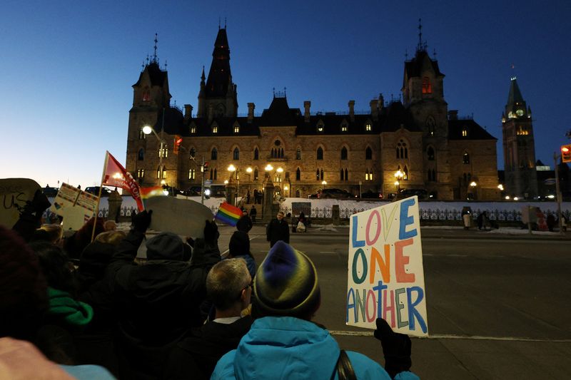 © Reuters. LGBT rights supporters protest against a visit by Alberta Premier Danielle Smith, who last week unveiled sweeping changes to policies related to students and gender identity, at Parliament Hill in Ottawa, Ontario, Canada February 5, 2024.  REUTERS/Ismail Shakil