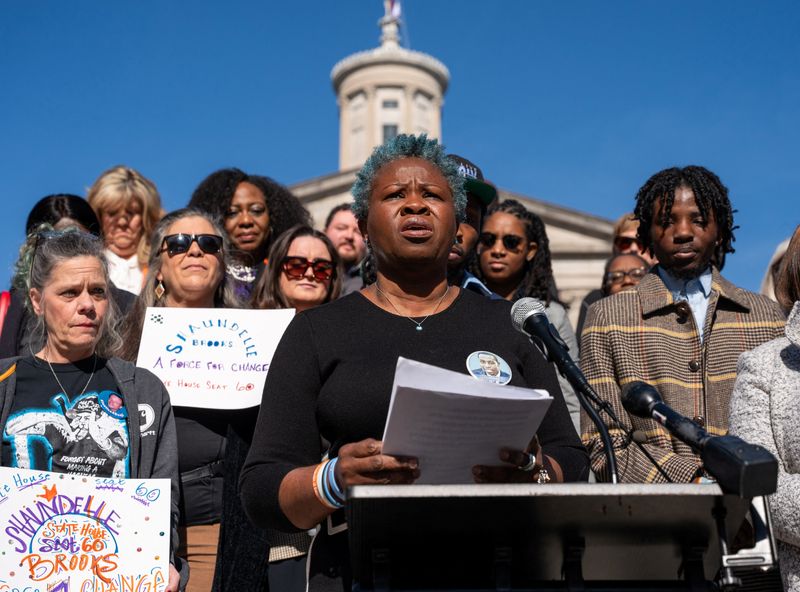 © Reuters. Shaundelle Brooks who lost her son Akilah Dasilva to gun violence in 2018, when a gunman fatally shot him along with three other people in a Nashville Waffle House, announces her run for State House District 60 at Legislative Plaza, near the State Capitol in Nashville, Tennessee, U.S., February 7, 2024.  REUTERS/SETH HERALD