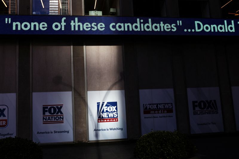 © Reuters. The electronic news ticker of Fox News reads at the News Corp. Building in the Midtown area of New York City, U.S., February 7, 2024.  REUTERS/Shannon Stapleton